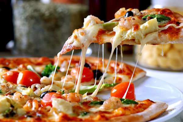 Làm Pizza hải sản