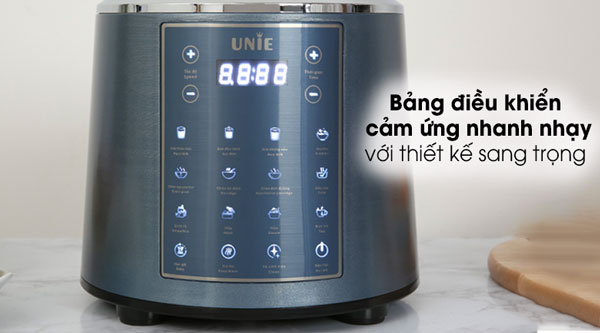 Máy được trang bị bảng điều khiển điện tử thông minh